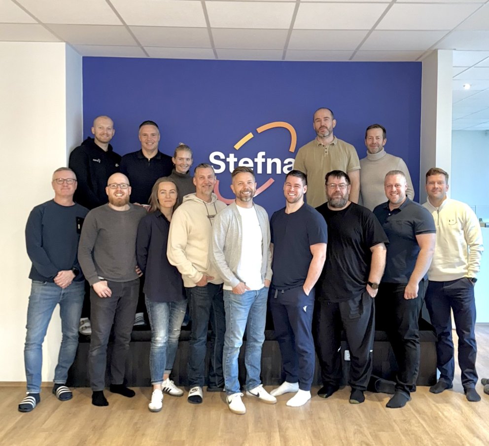Ingi Torfi ásamt hluta af starfsfólki Stefnu á Akureyri.