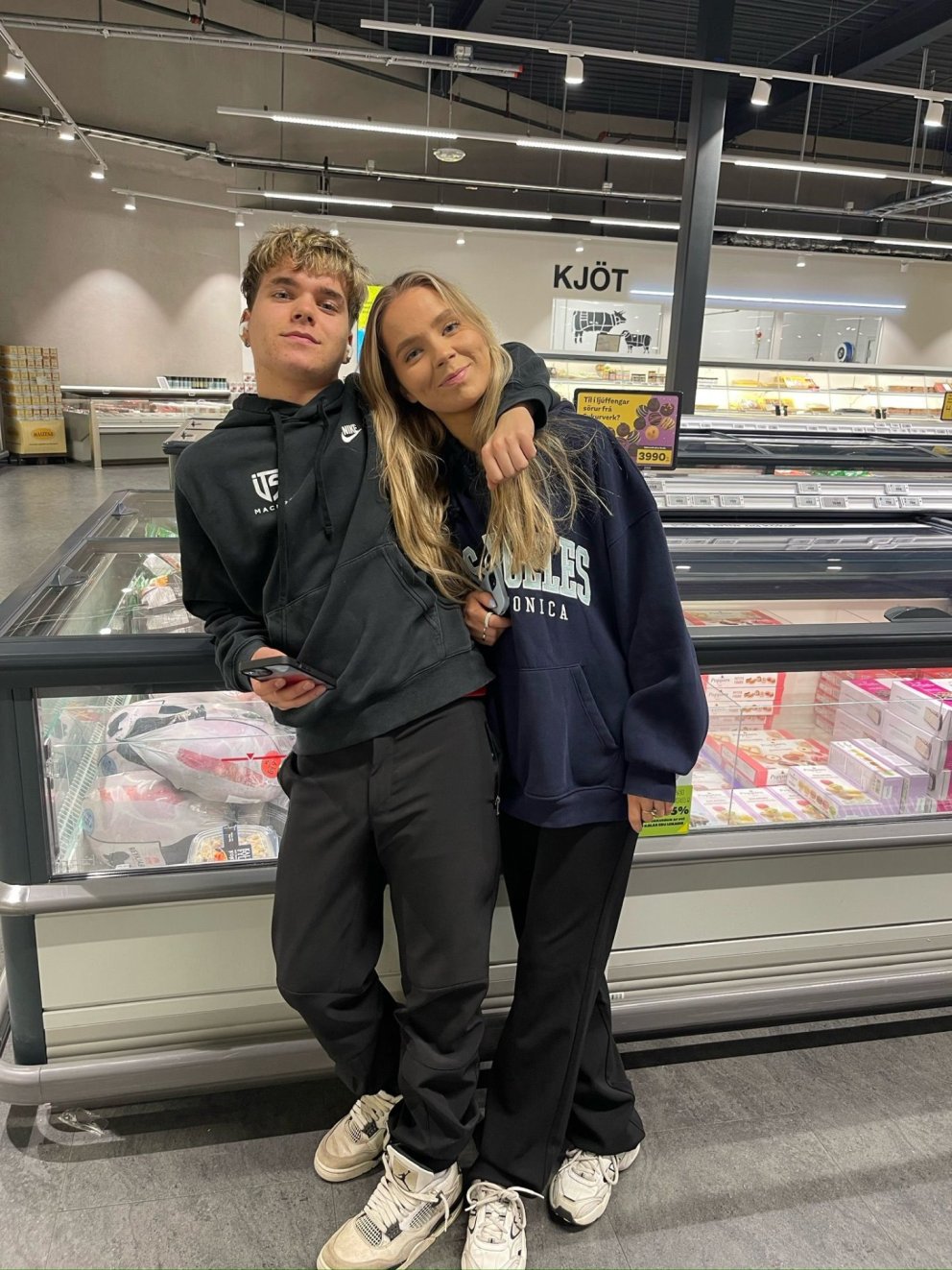 Systkinin Hafþór Ingi og Karen Ósk, börn stofnenda LT, að skanna..