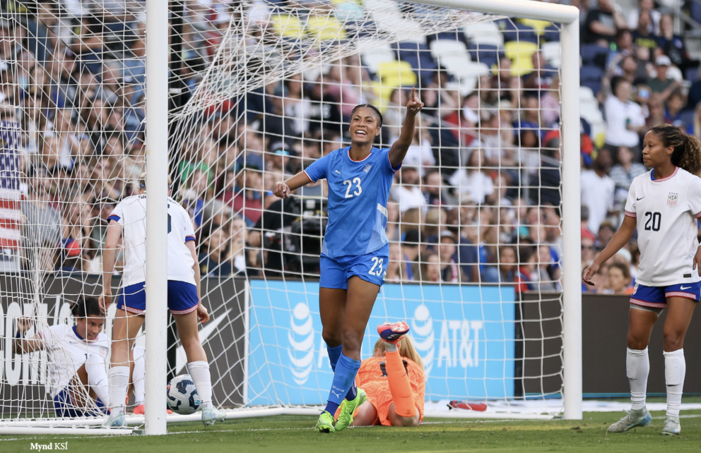 Sveindís Jane í leik með Íslenska landsliðinu.