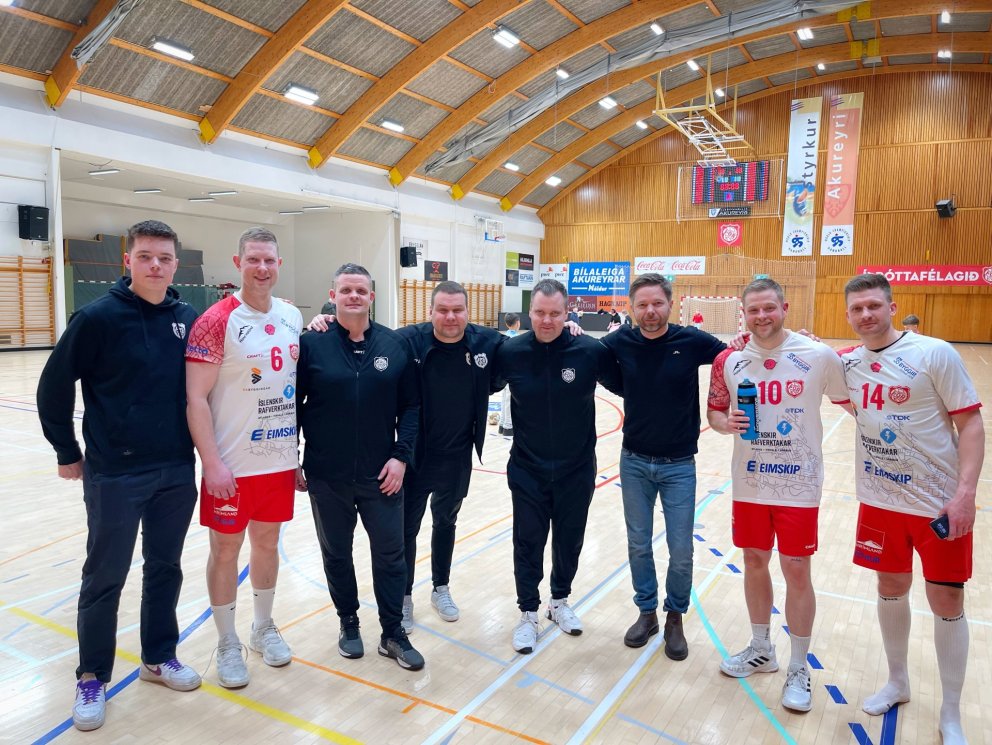Leikmenn og þjálfarar Þórs ásamt Inga Torfa öðrum stofnandi LifeTrack